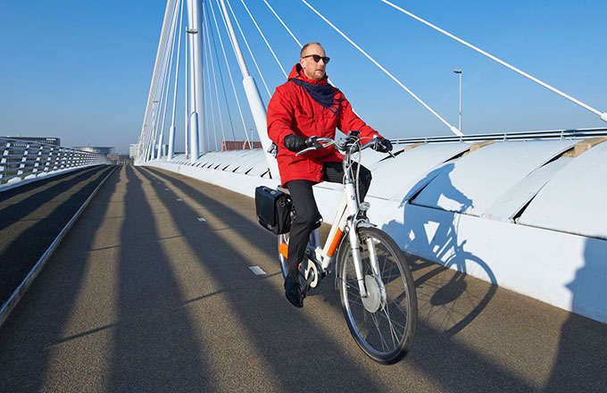 Man op fiets